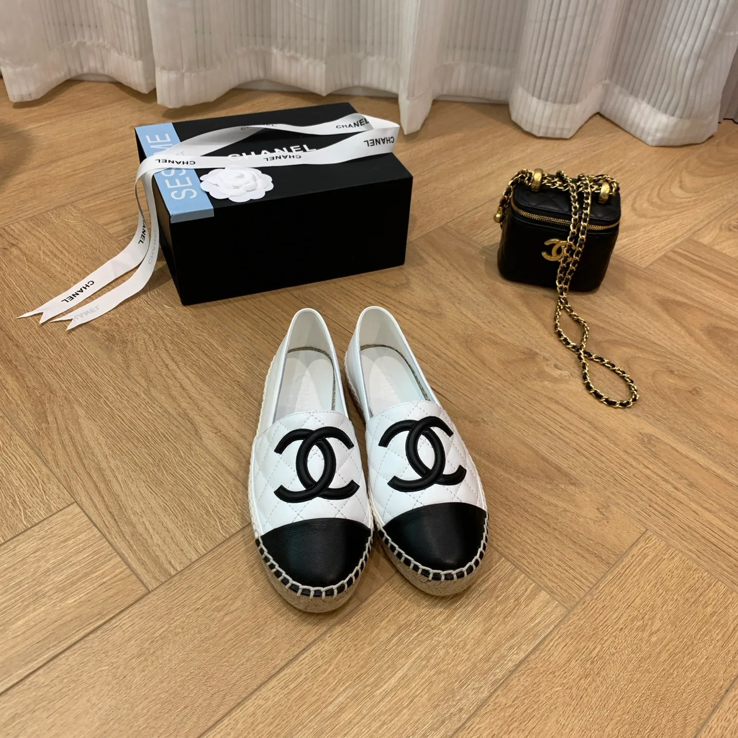 👟👟Ex-factory price 480👟👟 👑New colors are coming ✌️The new version of Chanel fisherman shoes is coming❗️Delivered in a complete set of top-notch packaging. The quality of my fisherman shoes has not been introduced much, everyone who has tried it knows it! The original customized upper, and my outsole is the original translucent outsole, the opaque outsole is the wrong version, full set of authentic packaging ❗️ size: 35-40, running price